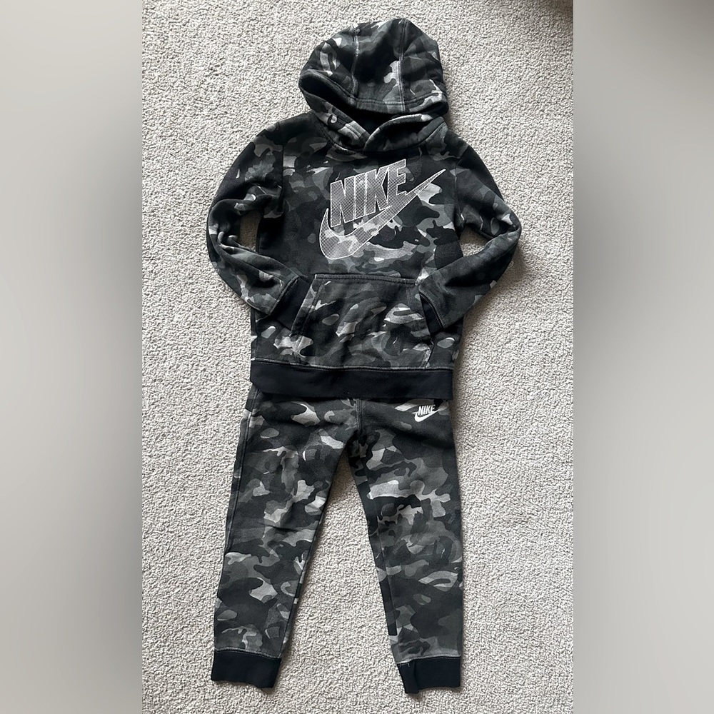 Boys Nike gray & black camo sweat suit. Size 6.
